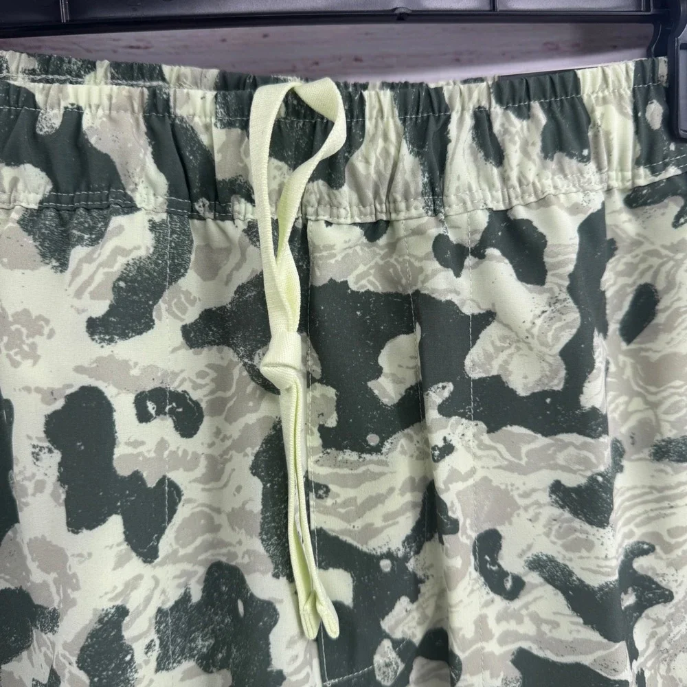 DSG Shorts Mens Size Small Surfs Up Neon Green‎ Camo Athletic Fit NEW